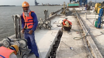 Khoan cắt bê tông bên bờ sông Khoan cắt bê tông bên bờ sông